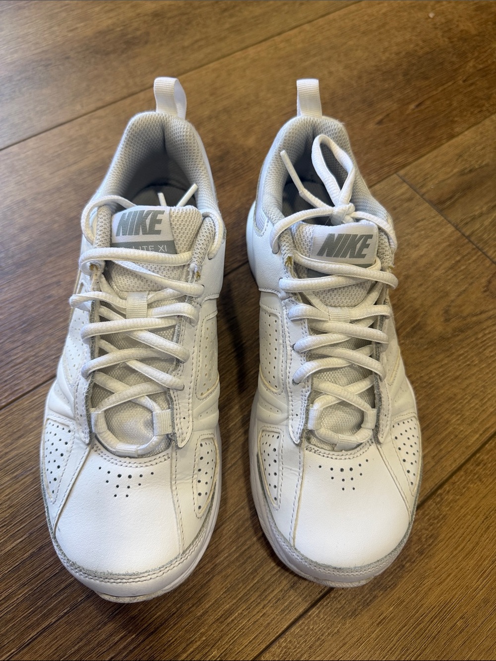 Nike T-LITLE XI Woman’s White Athletic Shoes Size 7 (24 cm)
